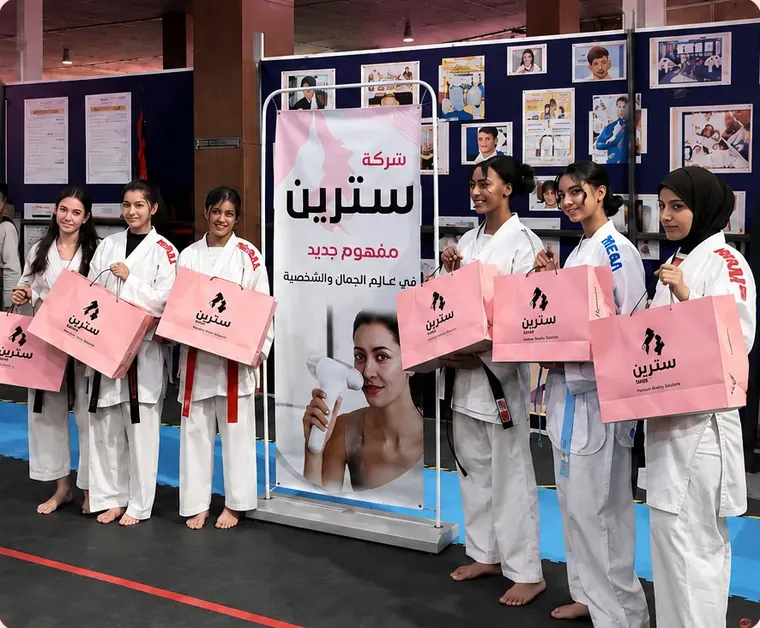 لاعبات كاراتيه يحملن هدايا سترين